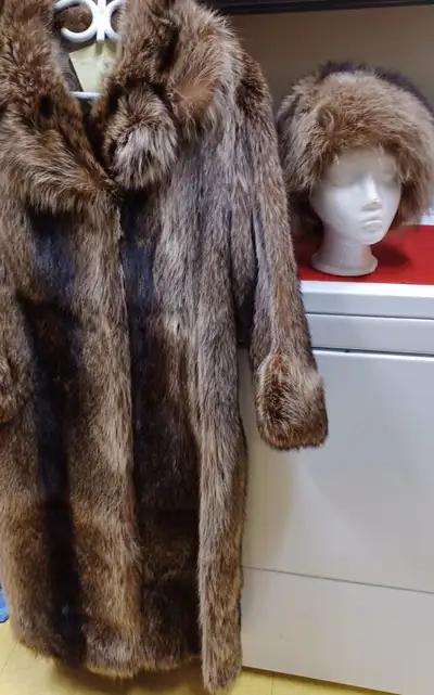 Chapeau 25 $ / 125 $ Manteau de fourrure femme, View more