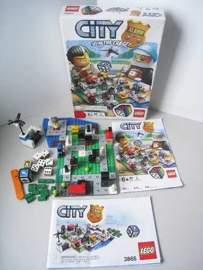 Complete and in great condition. The box has some damage.