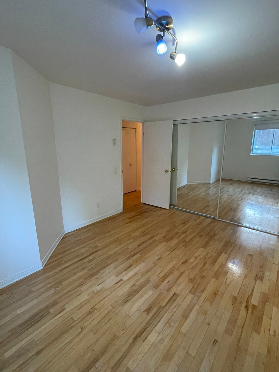 Grand 4½  – Plateau Mt-Royal – Métro Laurier – Terrasse privée 3