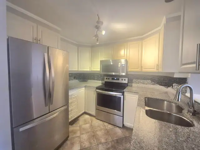 Beautiful 3 Bedrooms Den Townhouse for rent in Sandy Hill