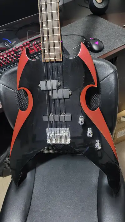 Silvertone Paul Stanley KISS Signature Bass, View more