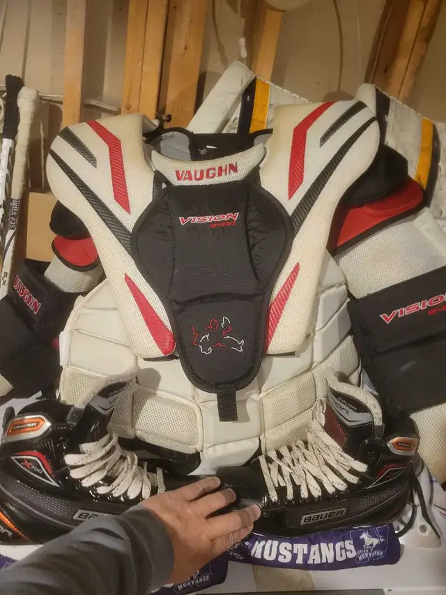 Mens full ice hockey goalie equipment SOLD pending pick up in Hockey in London - Image 7