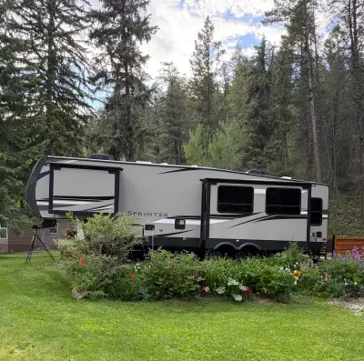 Gorgeous 2020 Keystone Sprinter 5th Wheel Model 316FWRLS (35' long) Excellent condition; stored most...