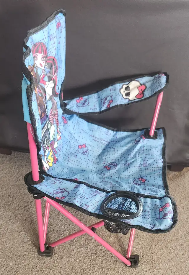 Like New Kids Monster High Folding Lawnchair with Storage Bag in Toys & Games in Calgary - Image 7