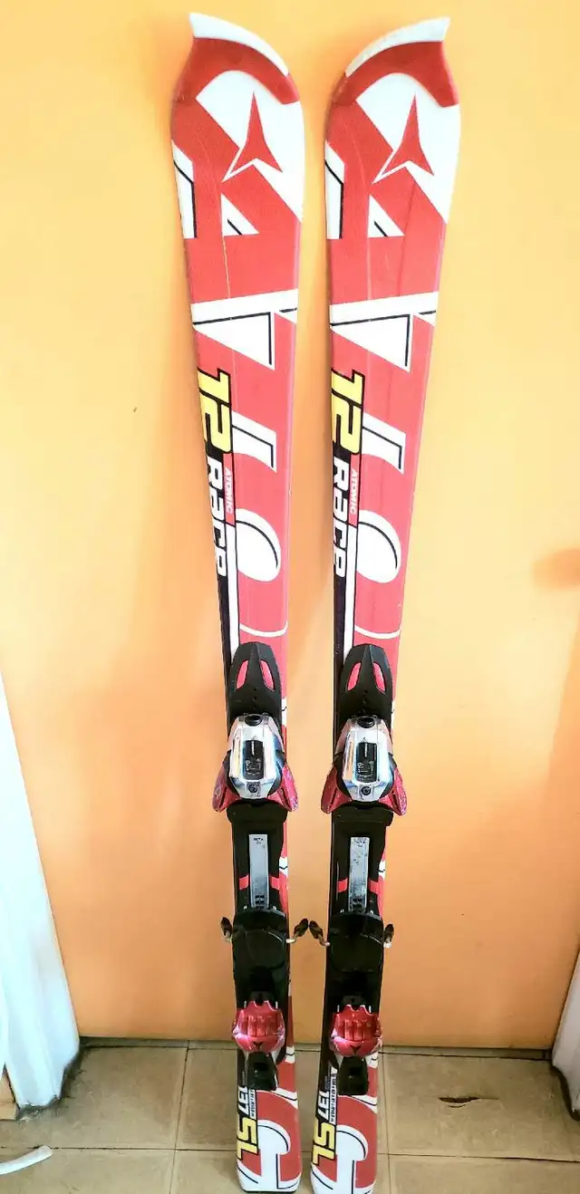 Skis alpin  atomic race 12 SL. Taille 137 CM. in Ski in City of Montréal - Image 3