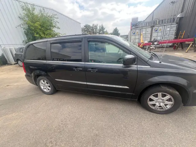 2011 Chrysler Town & Country 4dr Wgn Limited in Cars & Trucks in Edmonton - Image 4