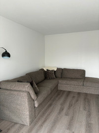 Sectional couch / Grand sofa sectionnel comme neuf