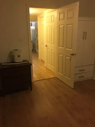 Room for rent on Appleby Line / Upper Middle. Shared washroom/ kitchen. Wifi and laundry in unit No...