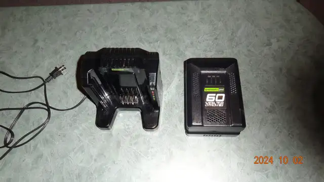 Batterie et chargeur in Lawnmowers & Leaf Blowers in Longueuil / South Shore - Image 2