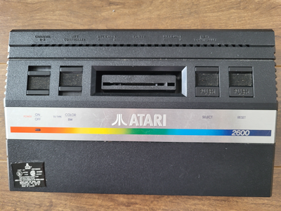 Console Atari 2600 + 3 manettes + 13 jeux avec boîte d'origine, View more