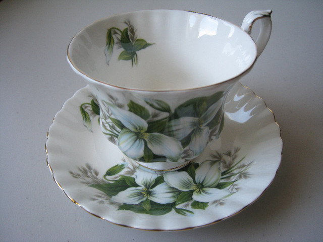 Royal Albert Trillium Fine Bone China Teacup and Saucer Set in Arts & Collectibles in Guelph - Image 4
