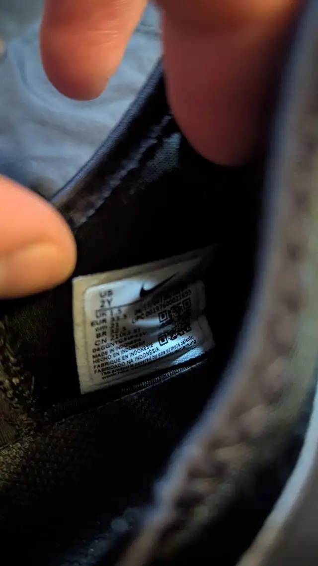 size 2 youth Nike running shoes  in Kids & Youth in Cambridge - Image 5