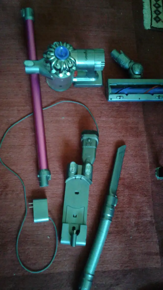 DYSON CORDLESS VACUUM CLEANER in Vacuums in City of Toronto - Image 2