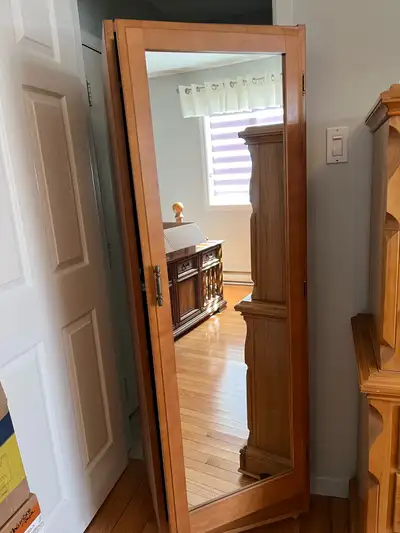 Je vends une armoire-penderie miroir, parfaite pour ajouter du rangement et une touche de style à vo...