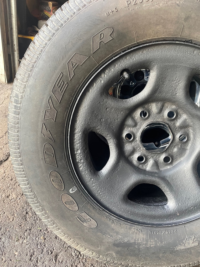 P235/75R16 tire on 6 bolt Chevy rim in Tires & Rims in Thunder Bay - Image 2
