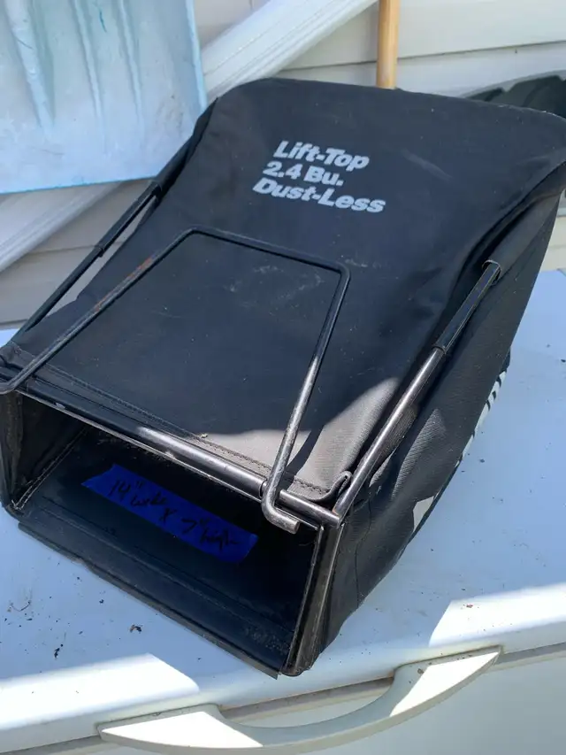 various lawnmower rear baggers/ sizes on pictures/25.00 each in Lawnmowers & Leaf Blowers in Annapolis Valley - Image 3