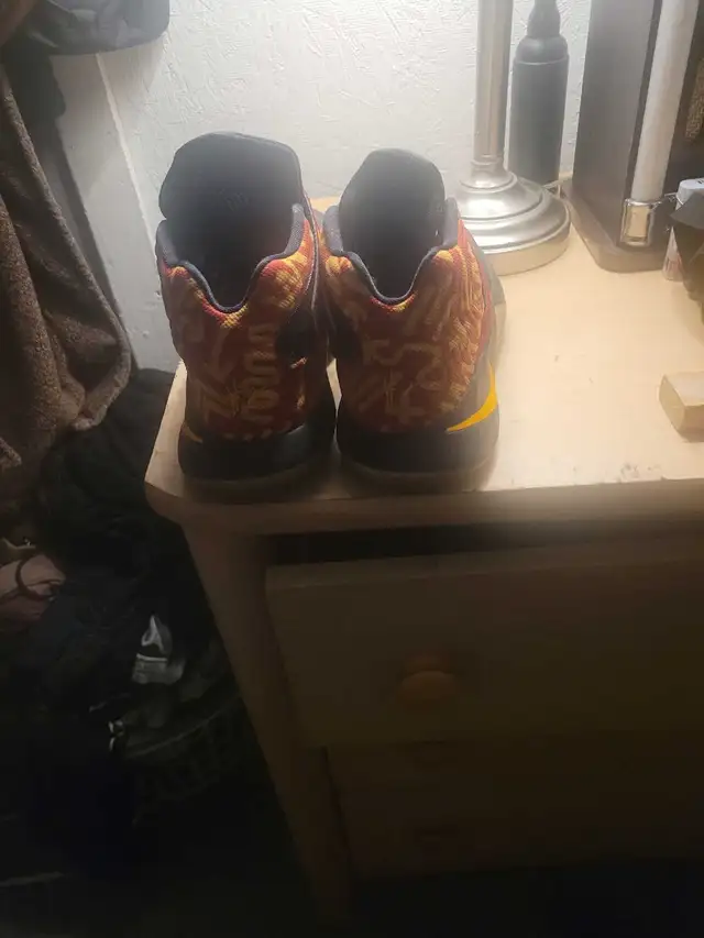 Nike Kyrie "Spongebob" Basketball Shoes in Basketball in Oshawa / Durham Region - Image 3