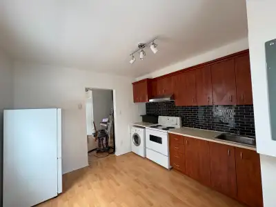 Saint-Jean-sur-Richelieu, secteur Vieux St Jean. 3 et demi, clair et propre, 1er étage, avec balcon....