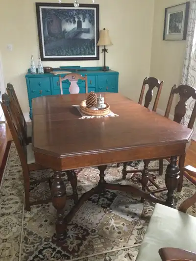 Vintage Dinning Table and 6 Chairs