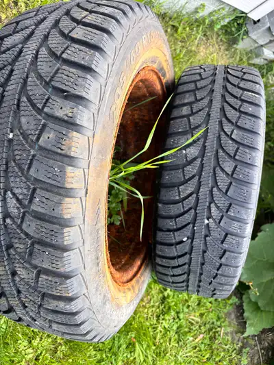4 pneus d’hiver 205/60 R16 avec leurs rims en très bonne état pour plusieurs hiver . ☎️: (418) 550-2...