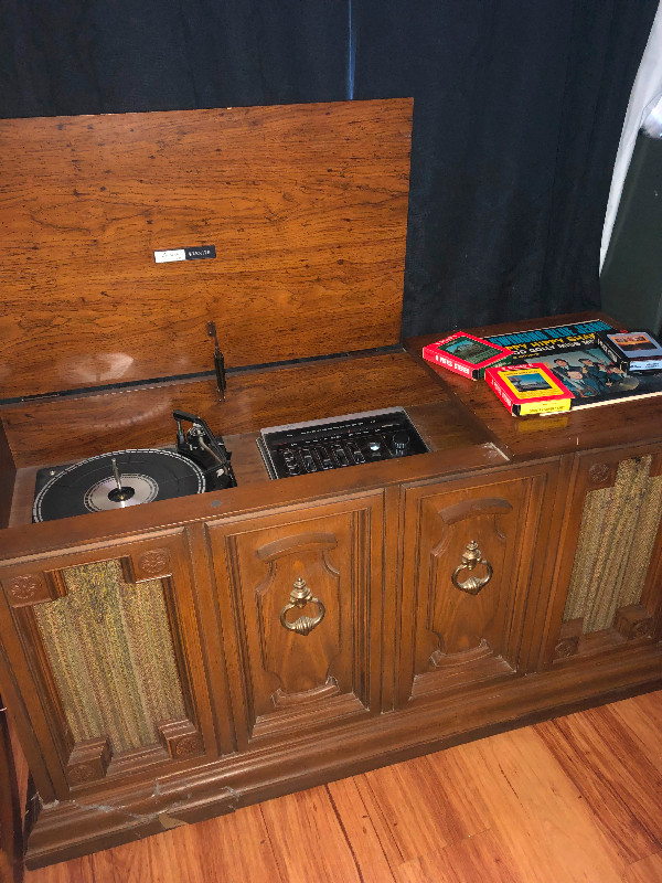 Antique Zenith Stereo in Arts & Collectibles in Kingston