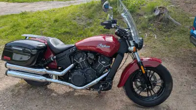 Low kilometers, one owner, aftermarket headlights and hard shell bags, Great bike. Never dropped.