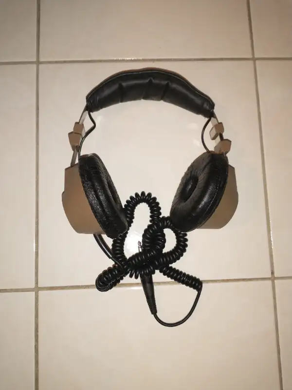 Realistic Nova 40 vintage headphones in Headphones in London - Image 3