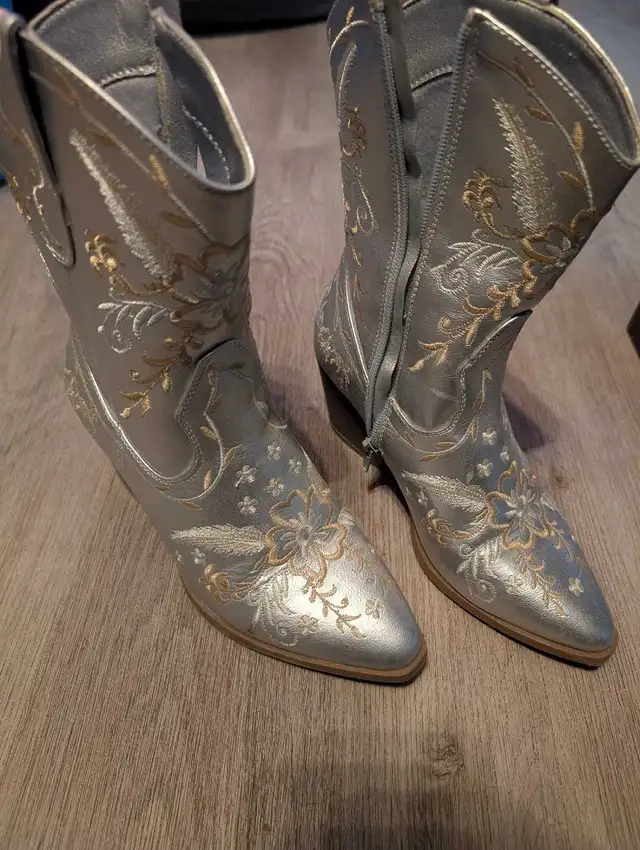 Fancy cowboy boots for women  in Women's - Shoes in Medicine Hat - Image 3