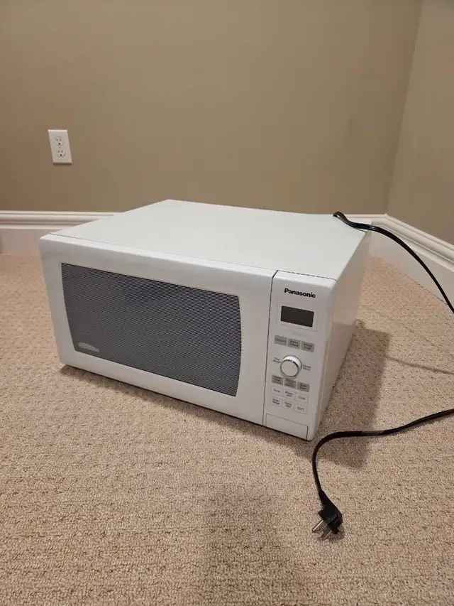 Large Panasonic Microwave in Microwaves & Cookers in London - Image 2