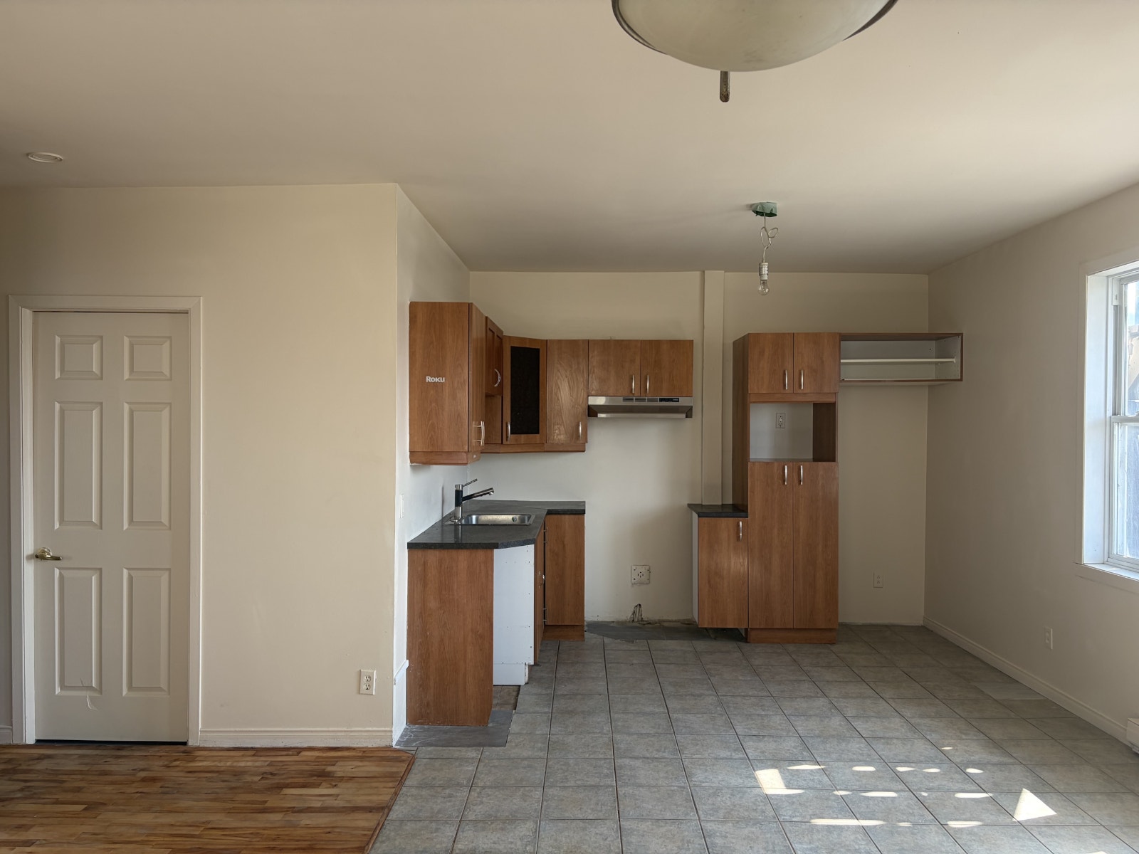 GRAND 4½ RÉNOVÉ — 2 CHAMBRES FERMÉES  - 1ER MOIS OFFERT — photo 2