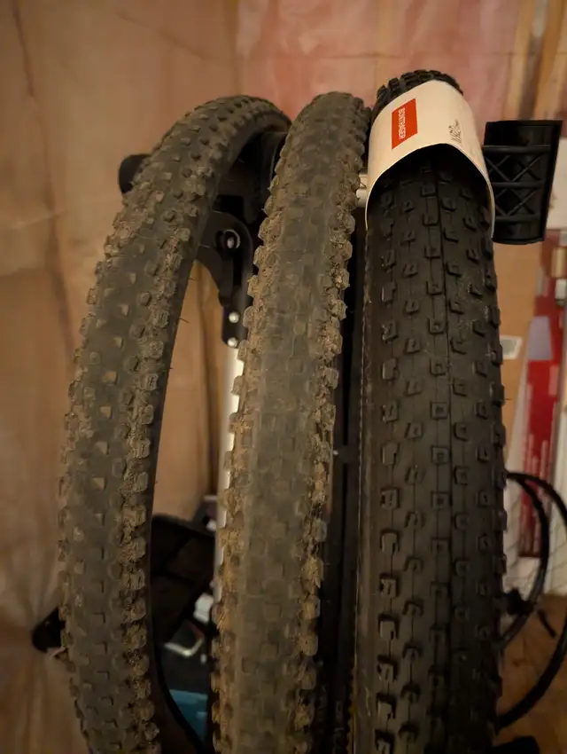 Bontrager XR2 Comp MTB Tire 29 x 2.20 in Frames & Parts in Edmonton - Image 2