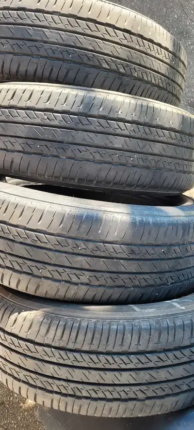 60$ pour les 4 Je vends un ensemble de quatre pneus Bridgestone usagés, * Marque : Bridgestone Turan...