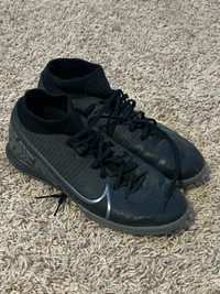 9.5 men’s indoor soccer cleats 