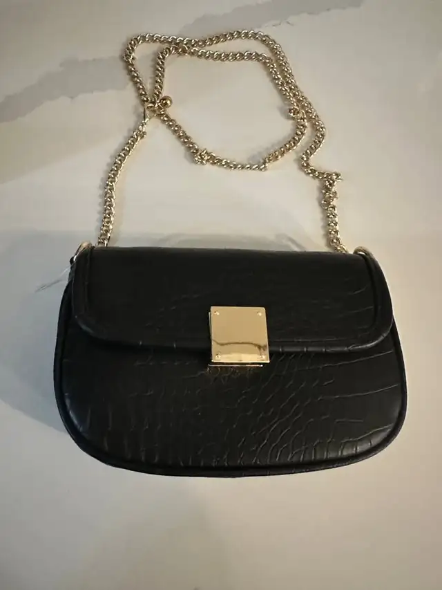 Black Faux Crocodile Shoulder Bag with Gold Chain Strap in Women's - Bags & Wallets in Barrie - Image 2