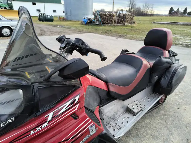 MOTONEIGE ARTIC CAT TZ1 LXR GRAND TOURING 4 TEMPS in Snowmobiles in Trois-Rivières - Image 4