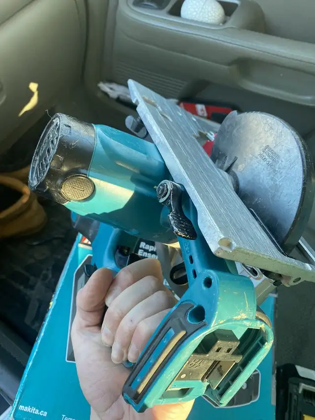 Makita Circular saw & 4AH battery for sale in Power Tools in Mississauga / Peel Region - Image 9