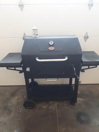 Large charcoal BBQ/smoker, good shape. 816 sq in