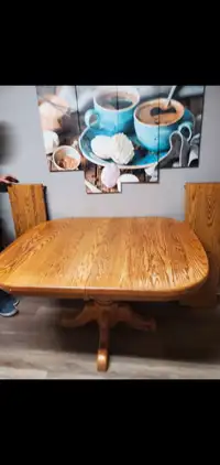 Solid Oak table with 2 leafs