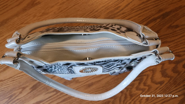 GUESS handbag in Women's - Bags & Wallets in Oshawa / Durham Region - Image 2