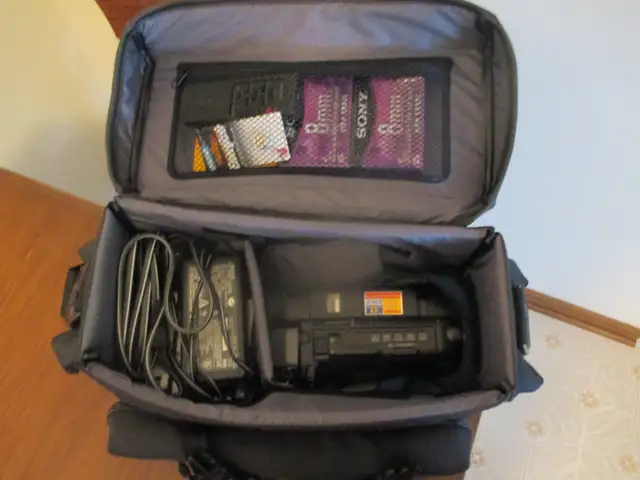 SONY Video 8xR CCD-TR67 Handycam Video Camera Recorder in Cameras & Camcorders in Chatham-Kent - Image 10