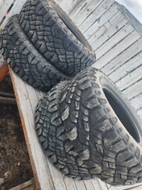 Set of 4 Lt 285 70 17 dura Trac tires 