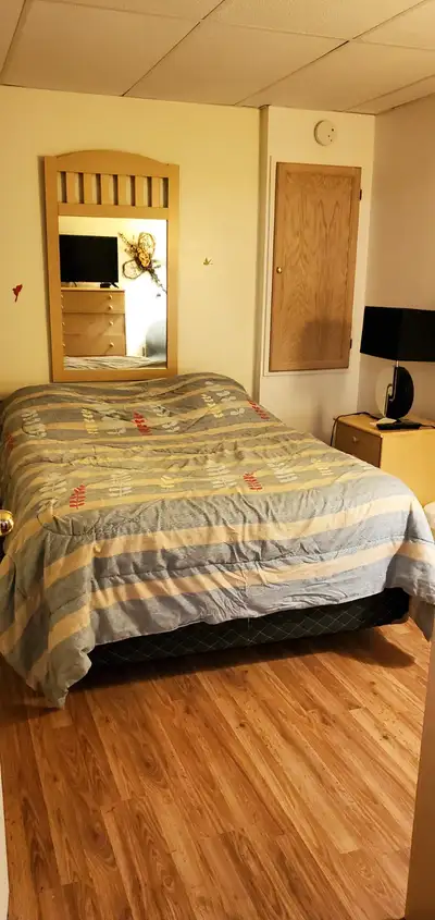 Une chambre en colocation au sous-sol