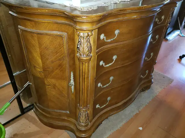 Ornate Solid Wood Bombe Chest - 4 Drawers & Hidden Side Cabinets in Dressers & Wardrobes in Mississauga / Peel Region - Image 3