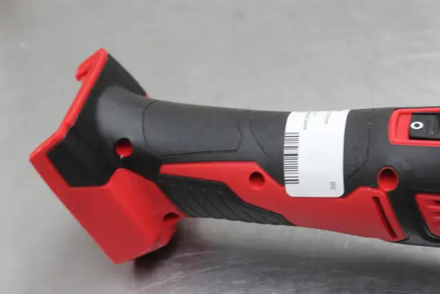 Milwaukee M18 18-Volt Oscillating Multi-tool in Power Tools in Peterborough - Image 5