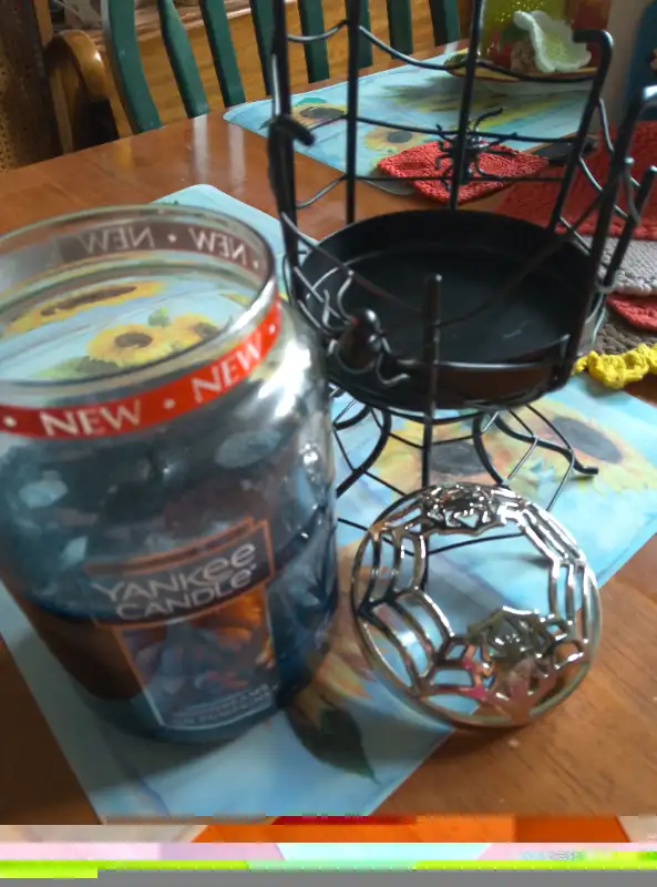 Yankee candle Halloween in Home Décor & Accents in Barrie - Image 3