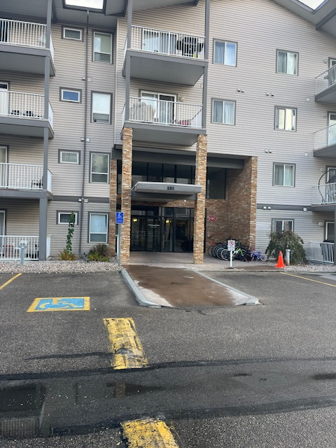 TOP FLOOR, CORNER QUIET UNIT, FULLY EQUIPED KITCHEN. IN SUITE LAUNDRY, BALCONY OVERLOOKS GREEN SPACE...