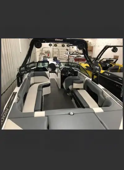 2016 Moomba Mojo – 23’ Surf/Wake Boat – Only 188 Hours – Seats 17 Beautiful 2016 Moomba Mojo 23’ V-D...