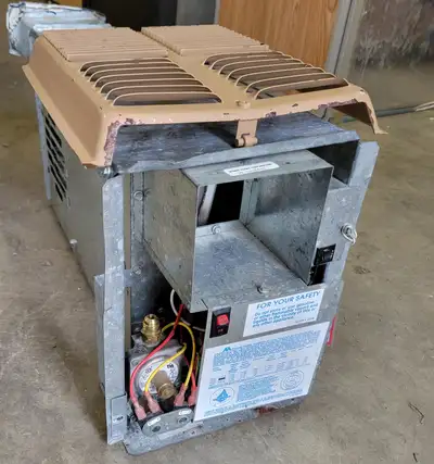 Forced Air. Tested and works as should Includes faceplate and exhaust. Does not include thermostat....