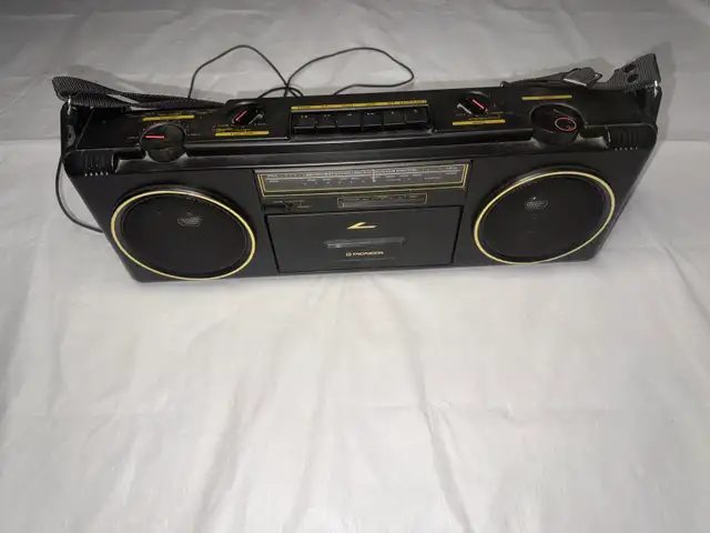 vintage 1981 Pioneer SK-200 stereo radio cassette boombox  in Stereo Systems & Home Theatre in Mississauga / Peel Region - Image 2