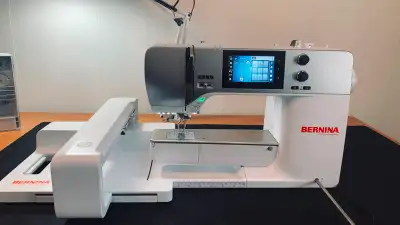 Machine a coudre et a broder haut de gamme Bernina 535. Machine puissante, rapide et précise, coupe...